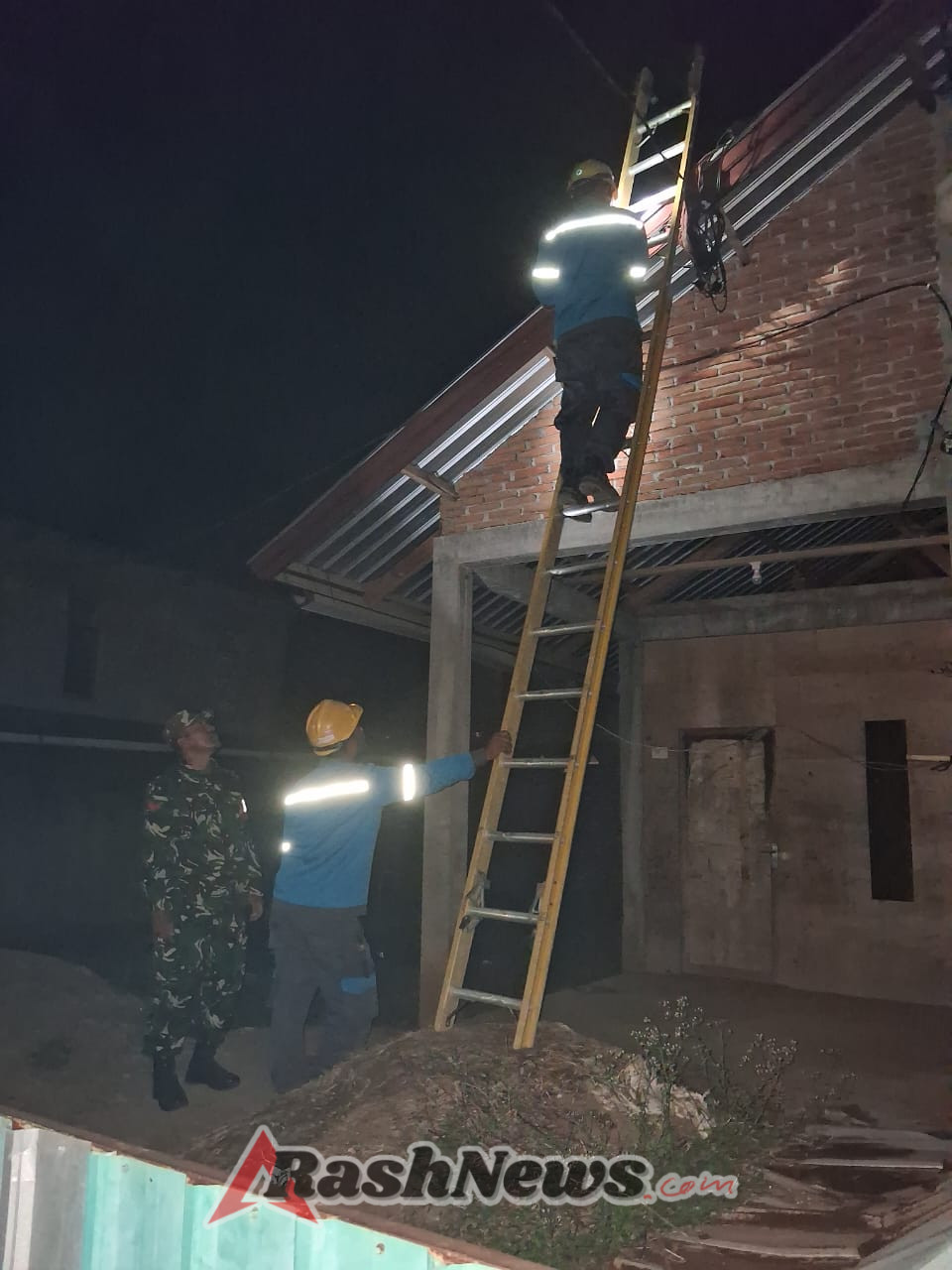 Babinsa dan Warga Tanggap, Kebakaran Kabel Listrik Tak Menimbulkan Kerugian