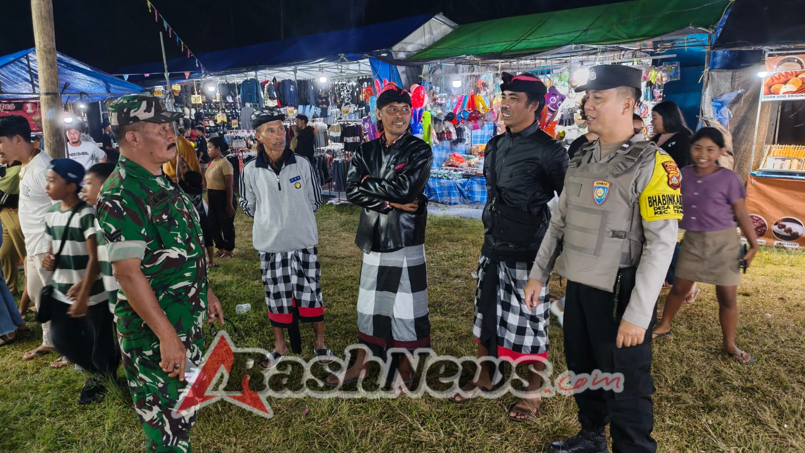 Kolaborasi Babinsa, Bhabinkamtibmas, dan Pecalang Sukses Amankan Pasar Malam Peninjoan