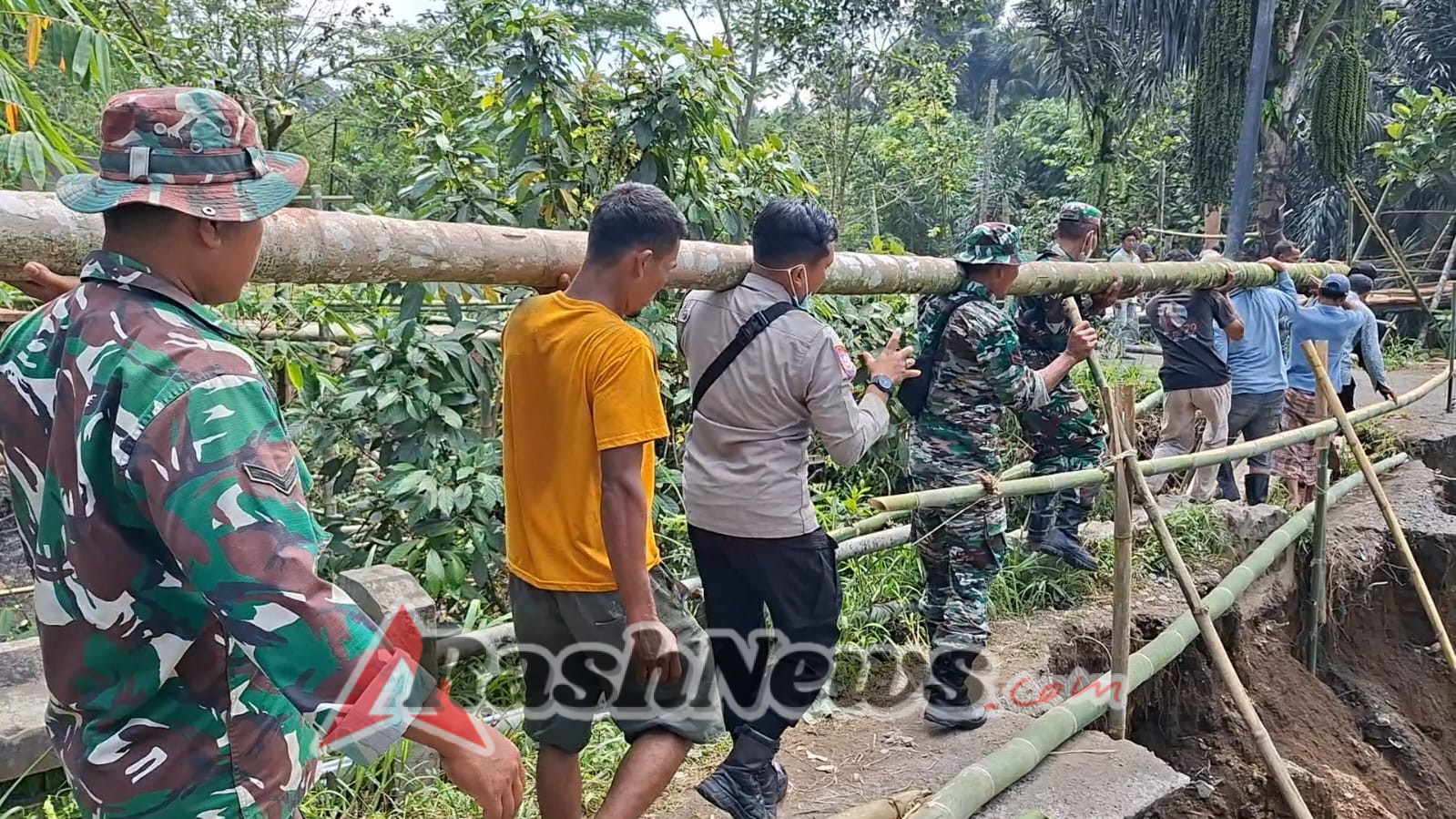 Bantu Pemulihan Mobilitas Warga, Koramil Kopang Bangun Jembatan Dari Kayu Dan Bambu