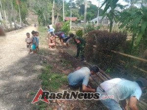 Babinsa Koramil 01/Loli Gotong Royong Tanam Pipa Sumur Bor Bersama Warga Desa Manola