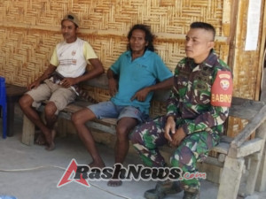 Babinsa Komsos dengan Warga di Desa Harona Kalla