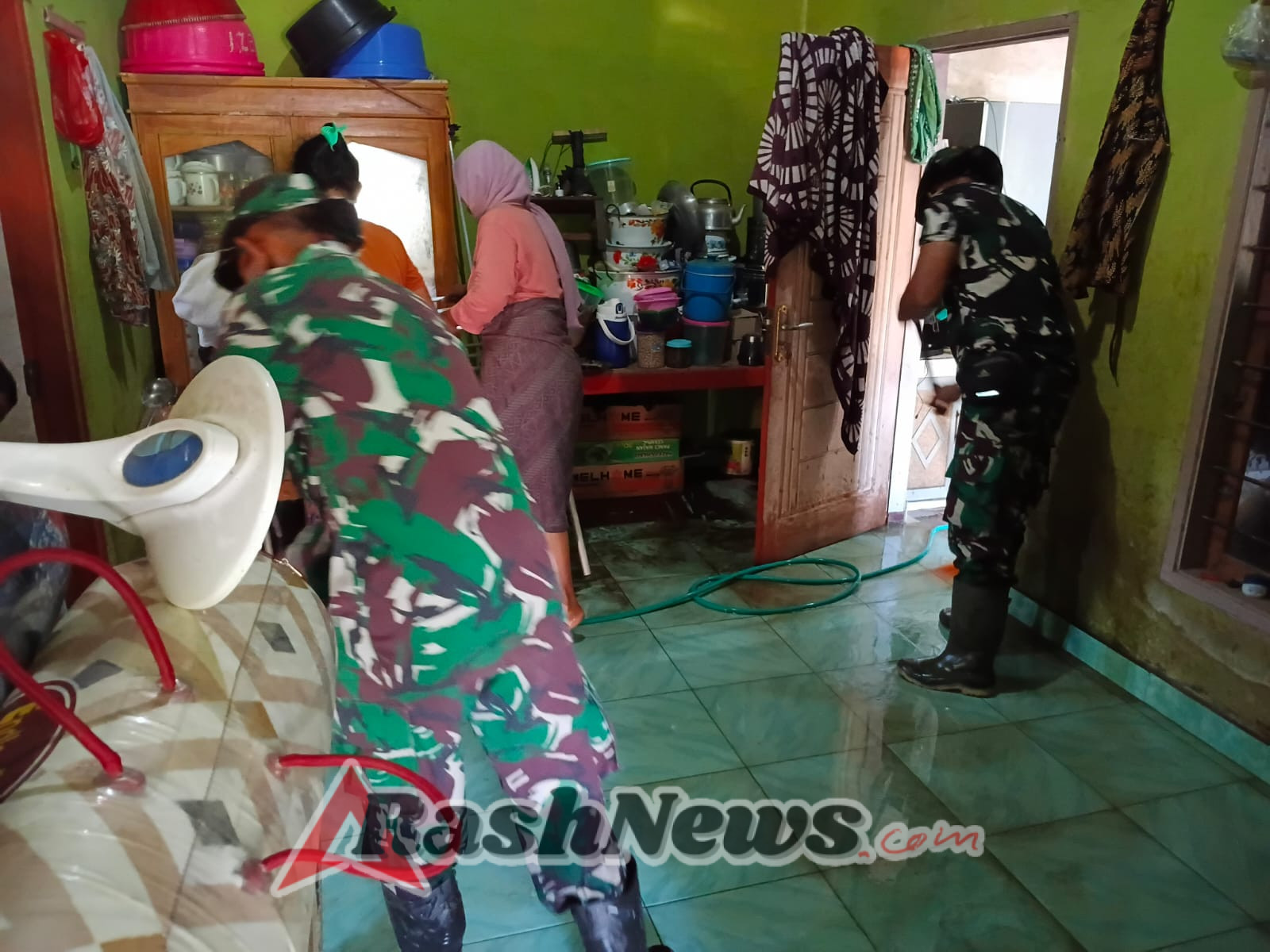 ‎Koramil 1615-02/Pringgabaya Gelar Aksi Kemanusiaan Pasca Jebolnya Tanggul di Lombok Timur