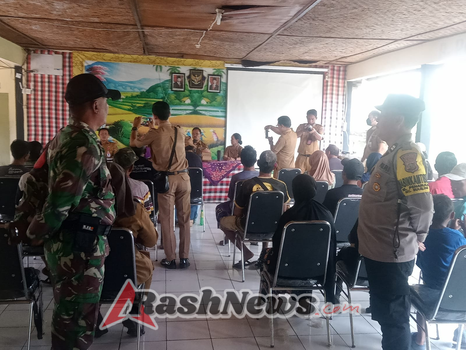 Kepedulian Sosial Tersalurkan, Babinsa Hadir di Tengah Warga Penarukan