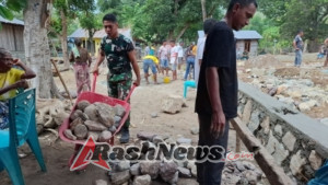 Peduli Warga Binaan, Satgas Pos Silawan Turut Serta Dalam Pembangun Rumah di Desa Silawan