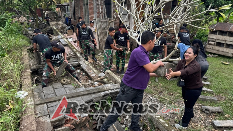 TNI Untuk Masyarakat, Yonif 741/GN Turut Serta Berperan Aktif Dalam Pembersihan Sampah Material Pasca Banjir di Jembrana