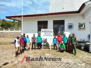 Babinsa Koramil 1624-07/Nagawutung Ikut Kerja Bakti di Pelabuhan Wulandoni