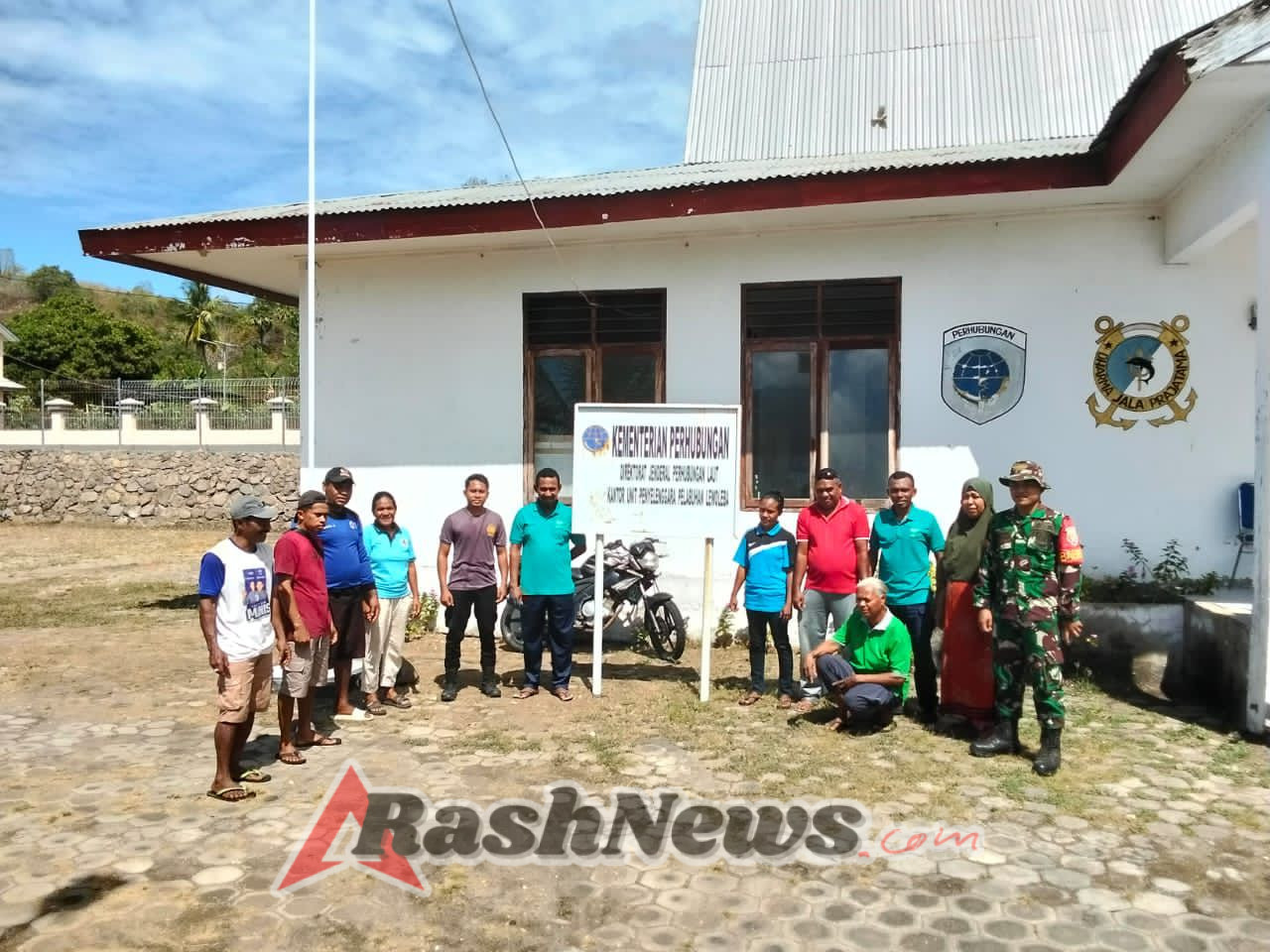 Babinsa Koramil 1624-07/Nagawutung Ikut Kerja Bakti di Pelabuhan Wulandoni