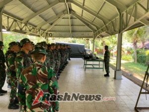 Prajurit Kodim 1623/Karangasem laksanakan latihan menembak senjata ringan.