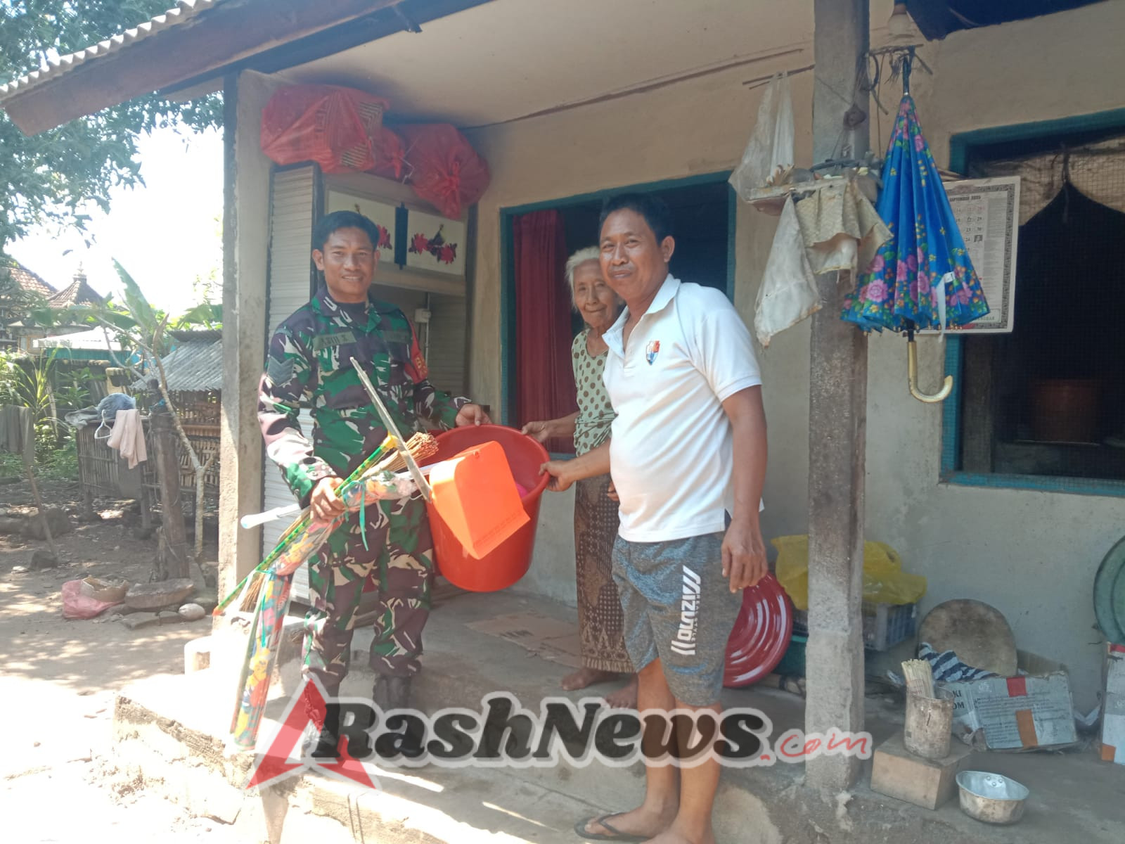 Kolaborasi Kodim Bersama Bunda Obin,  Koramil Banjarangkan Serahkan Bantuan Kepada Warga Kurang Mampu