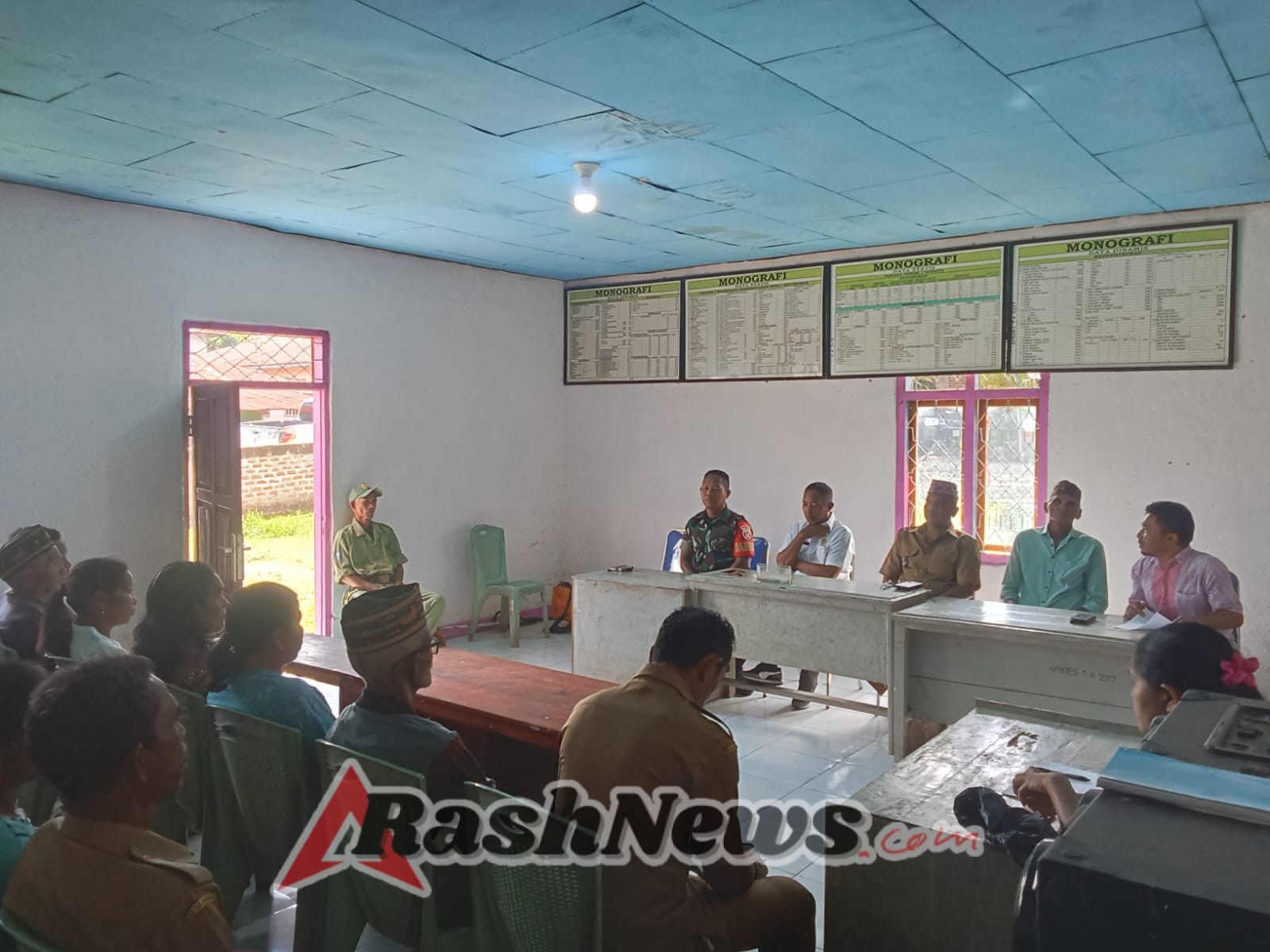 Penyaluran BLT Dana Desa di Kakor Berjalan Lancar, Apresiasi untuk Babinsa Koramil 1630-02/Lembor yang Sigap Mengawal