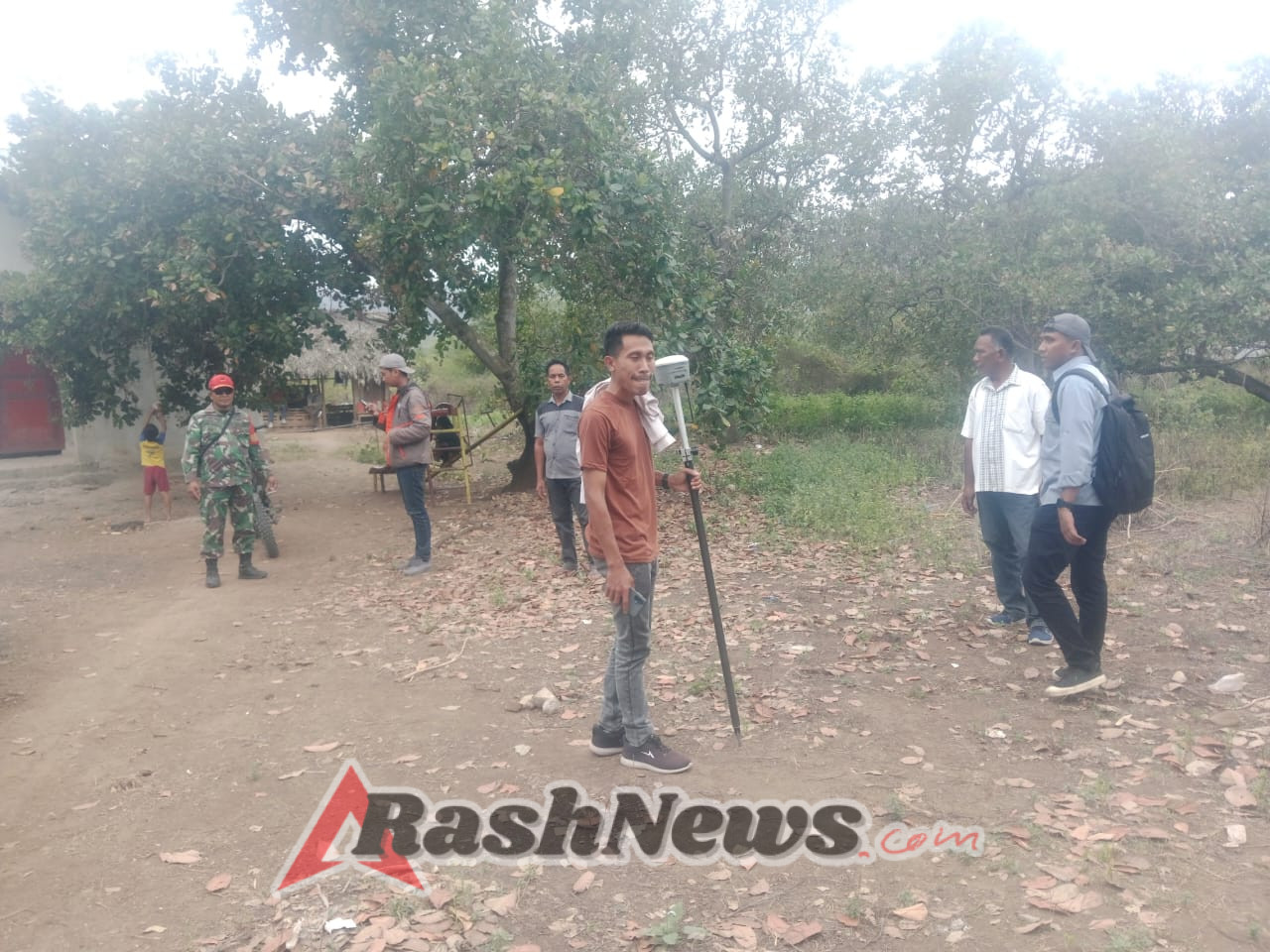 TNI Bersama Pertanahan Sumba Timur Ukur Tanah SD, SMP, PAUD, dan Pustu