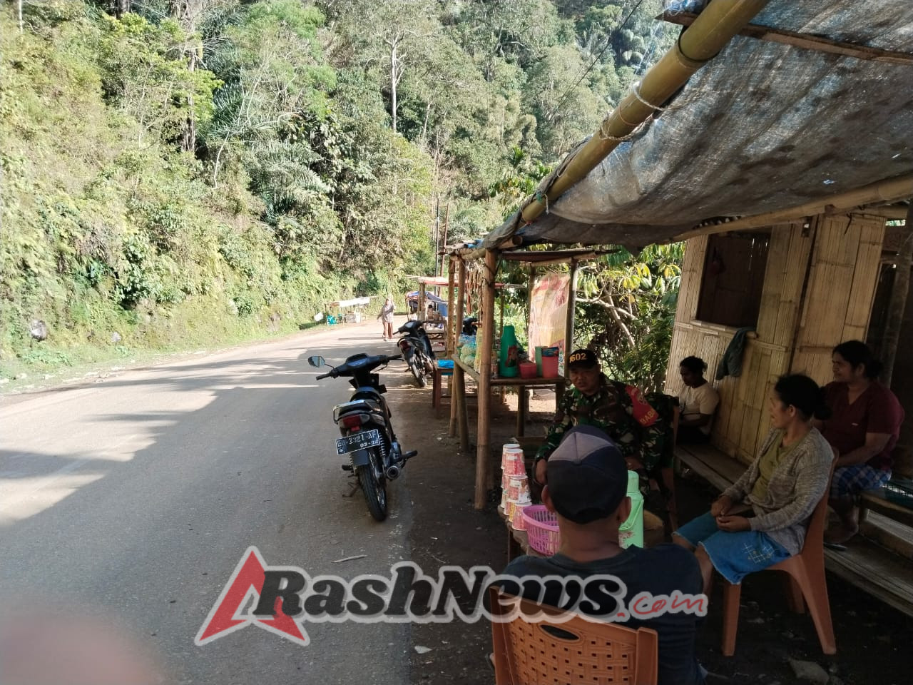 Babinsa Kodim 1602/Ende Aktif Jaga Keamanan dan Kekompakan Bersama Masyarakat Desa Dile