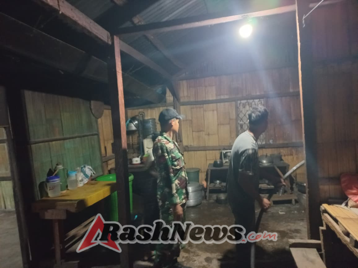 Babinsa Koramil 1625-04/Mauponggo Bantu Distribusi Air Bersih untuk Warga Terdampak Banjir di Mauponggo