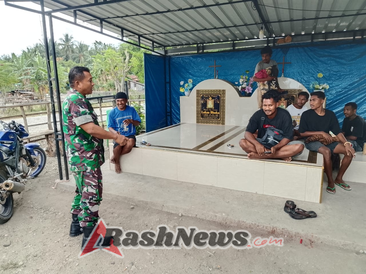 Babinsa 1602-01/Ende Ajak Warga Ratesuba Jaga Kamtibmas Lewat Komsos Humanis