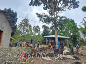 Wujud Kepedulian, Babinsa Koramil 01/Lewa Ajak Masyarakat Kerja Bakti di Gereja