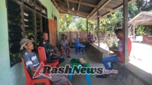 Komsos di Dusun Rinalolon, Babinsa Ingatkan Warga Waspada Cuaca Ekstrem