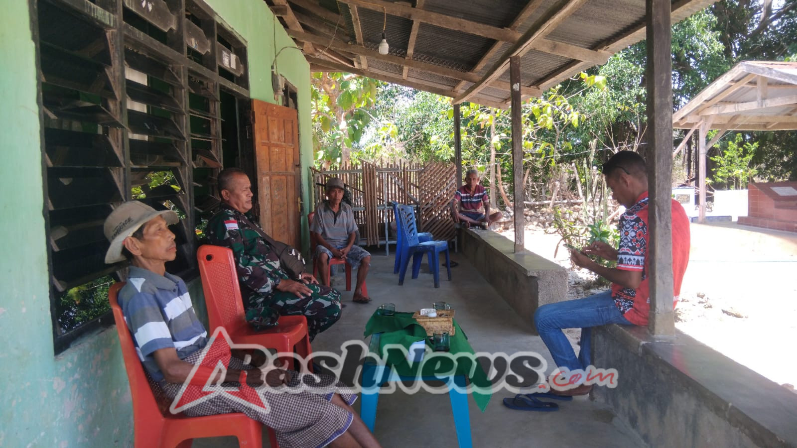 Komsos di Dusun Rinalolon, Babinsa Ingatkan Warga Waspada Cuaca Ekstrem