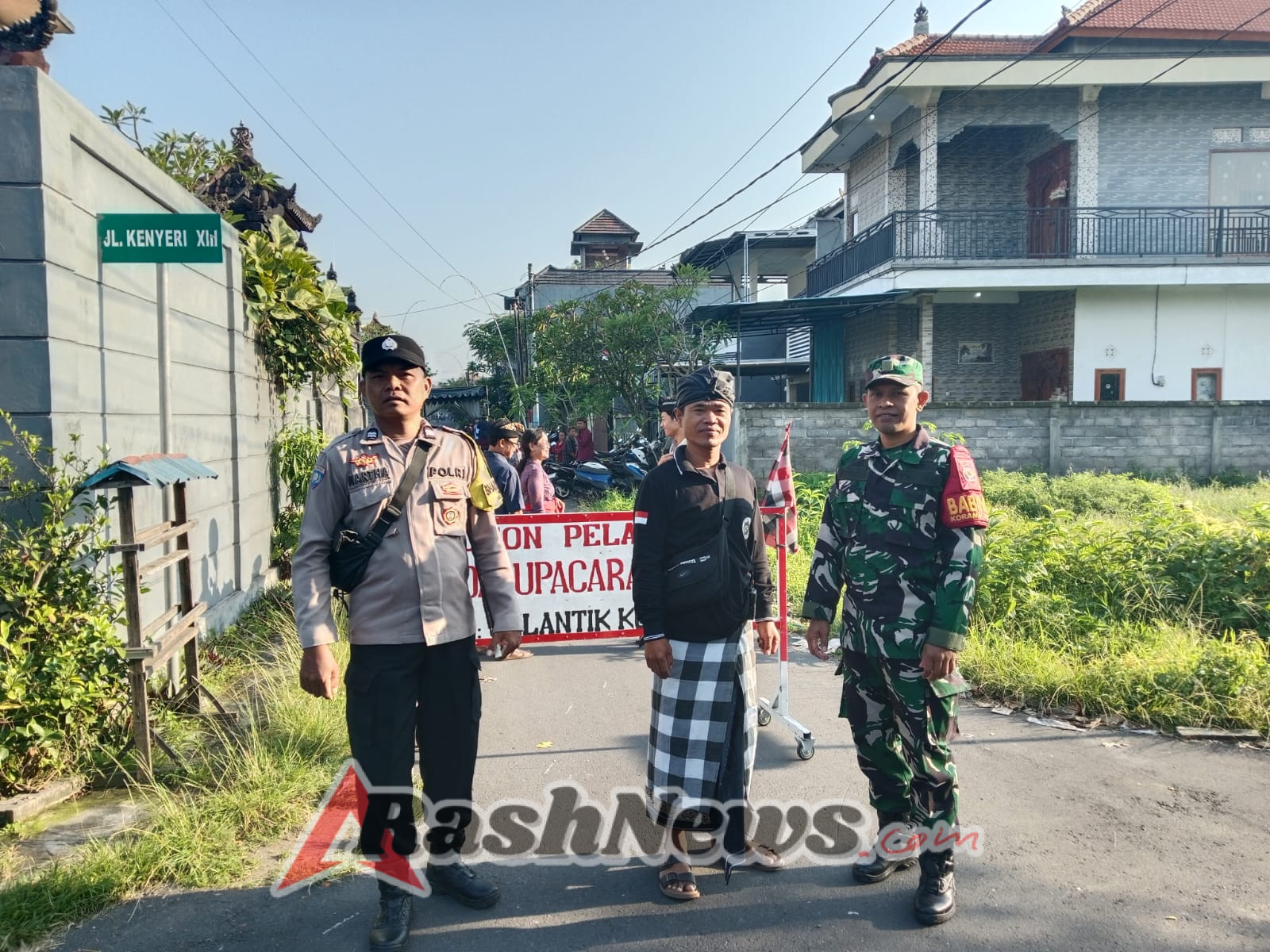 Beri Pelayanan Terbaik, Babinsa Tojan Gelar Pengamanan Pernikahan Warga Binaan Bersama Bhabinkamtibmas Dan Pecalang
