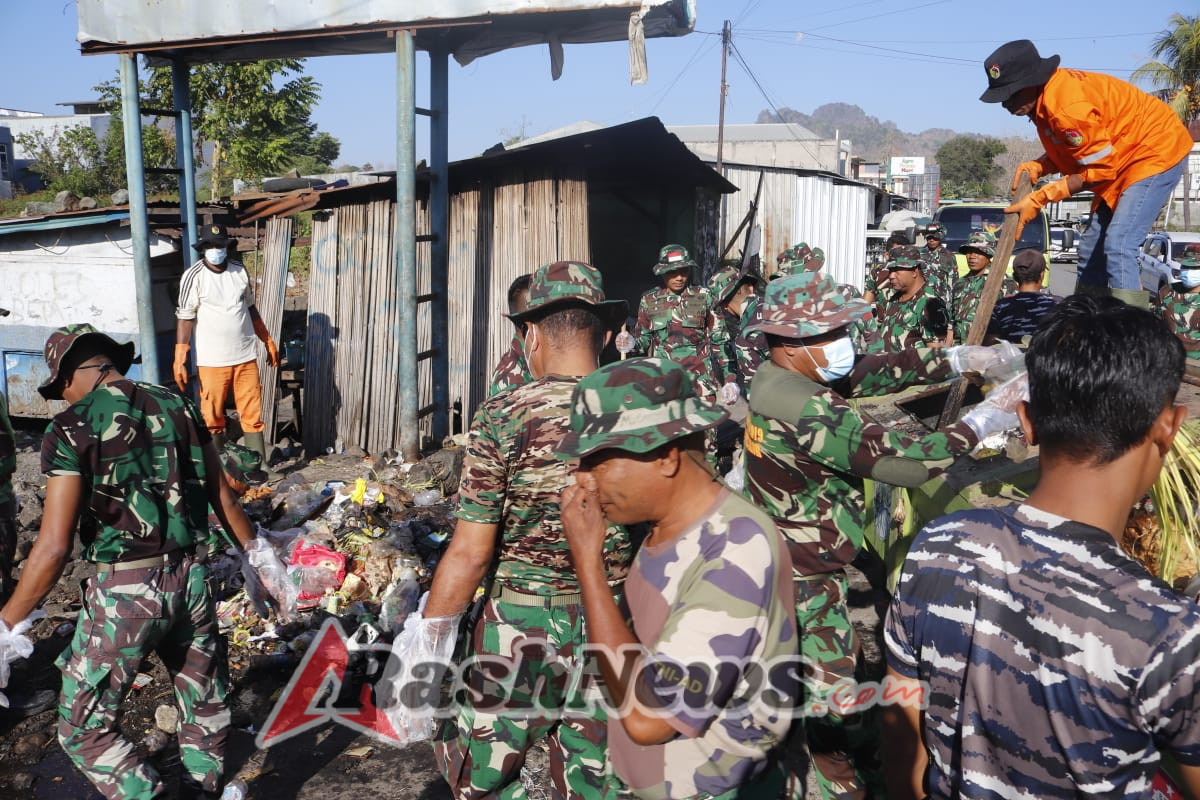 Sambut HUT TNI Ke-80, Kodim Belu Gelar Karya Bakti Pembersihan Sampah Dipasar