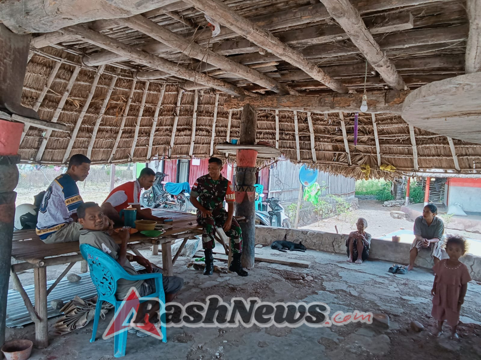 Babinsa Koramil 1618-04/Bisel Laksanakan Anjangsana dan Pemantauan Wilayah di Desa Oekopa