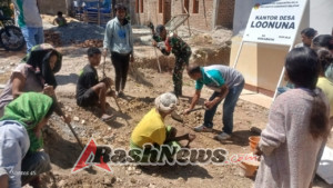 Babinsa dan Pemdes Bersama Warga Gotong Royong Benahi Halaman Kantor Desa