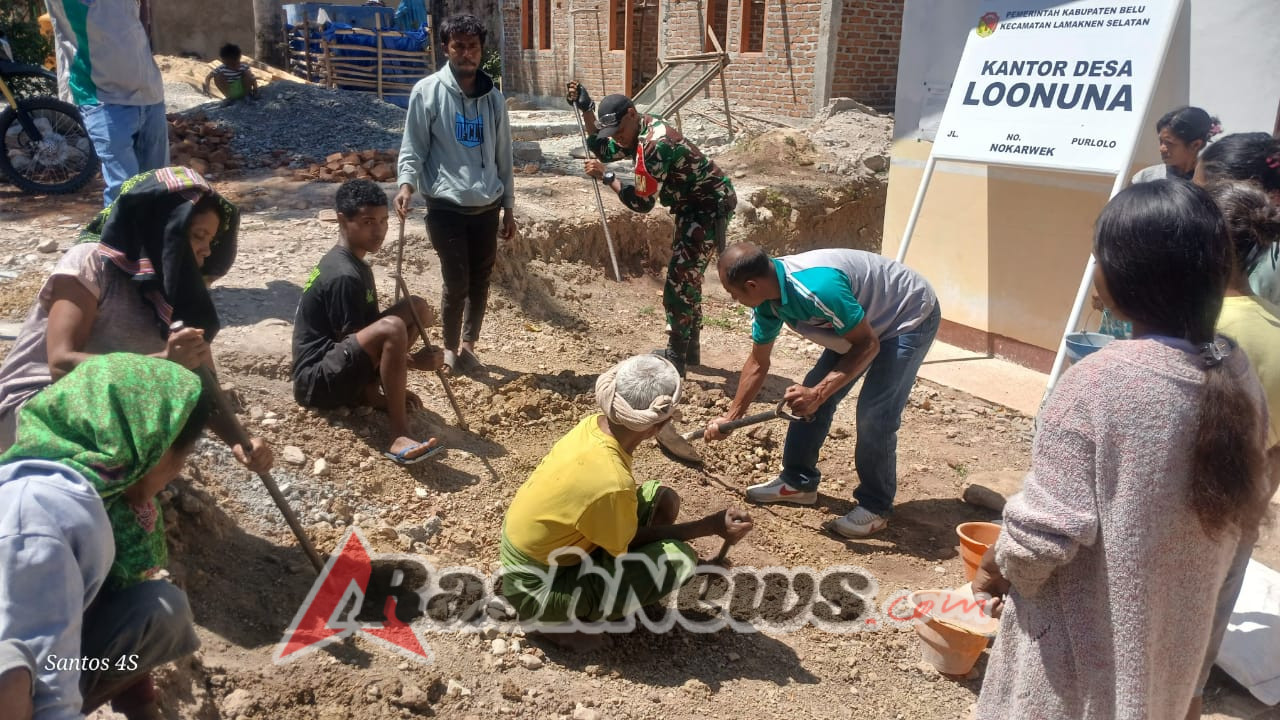 Babinsa dan Pemdes Bersama Warga Gotong Royong Benahi Halaman Kantor Desa