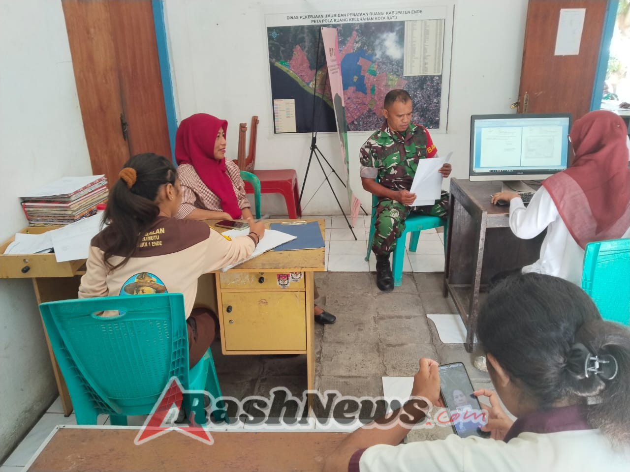 Babinsa Kodim 1602/Ende Giat Monitoring dan Komsos di Kecamatan Ende Utara