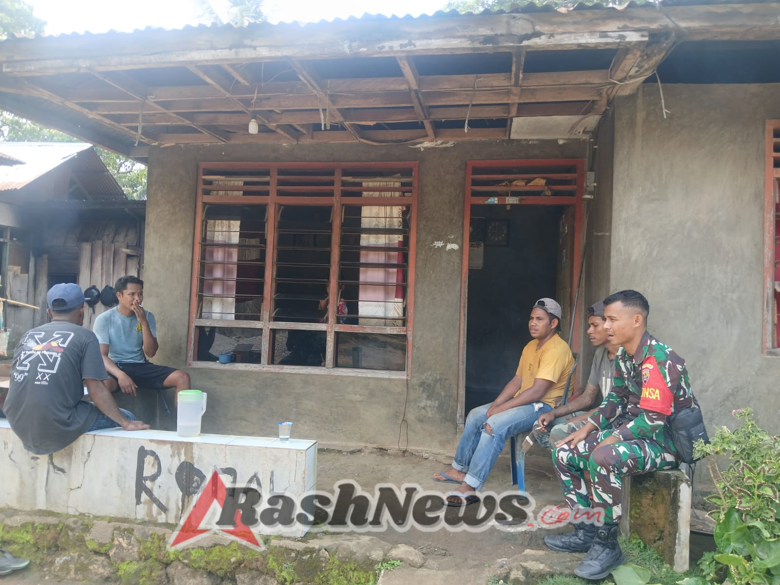 TNI AD Perkuat Kemanunggalan dengan Masyarakat di Dusun Pauwawa