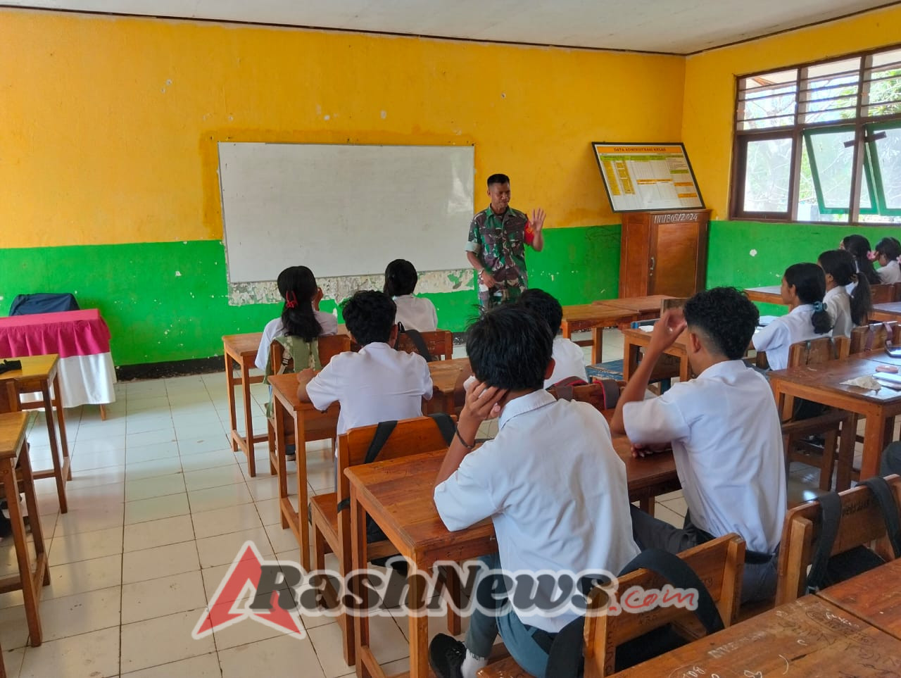 Babinsa Batutua Tanamkan Wawasan Kebangsaan kepada Siswa SMAN Filial Loaholu