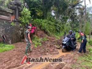Sinergi Babinsa dan Warga Desa Bunutin Berhasil Atasi Longsor, Akses Transportasi Pulih