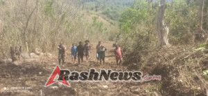 Babinsa Koramil 1602-04/Maurole Bersama Warga Bersihkan Jalan Tani Sepanjang 2 Km di Desa Tou Barat