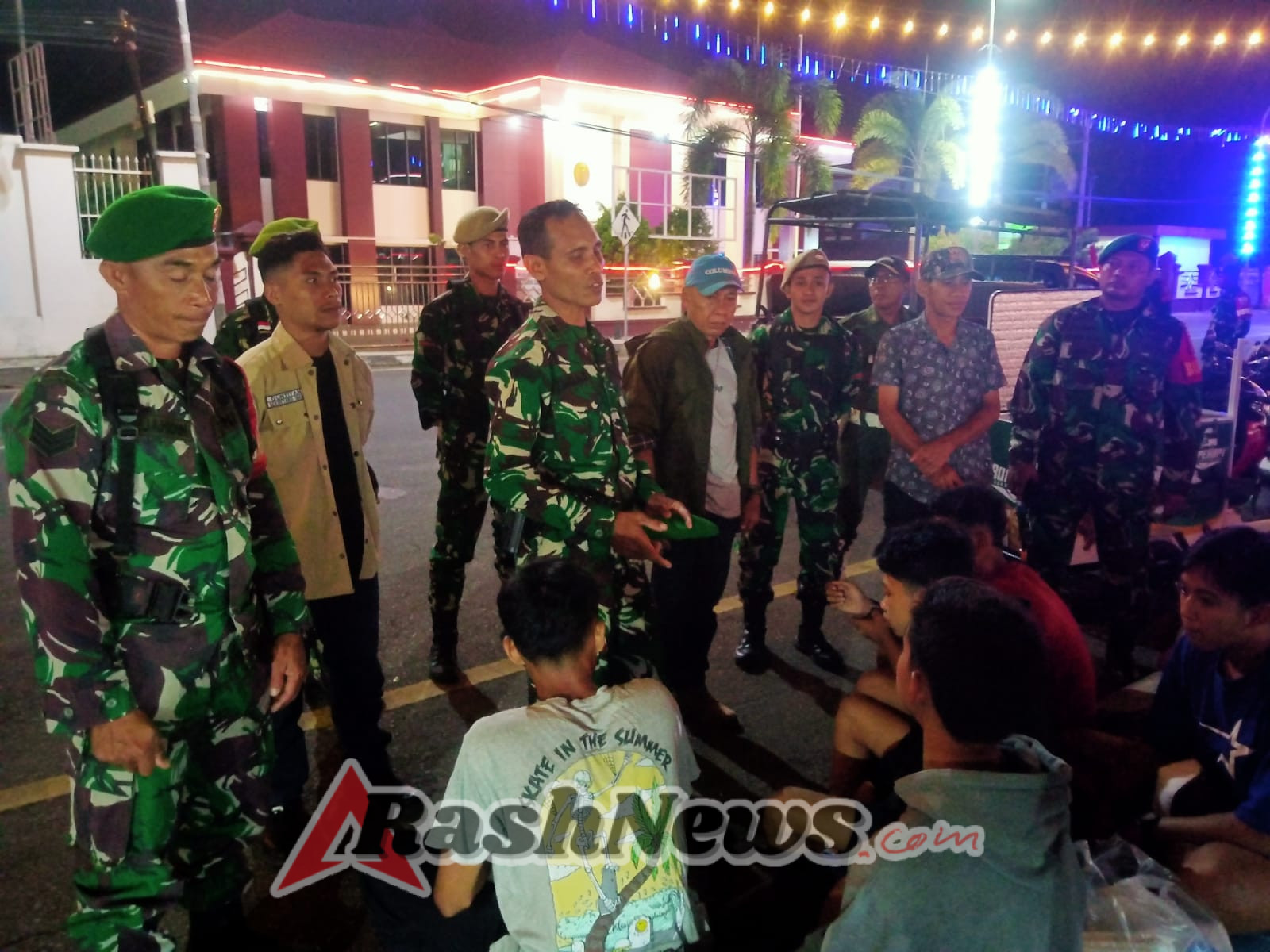 Patroli Malam Koramil 01/Rasanae Berkekuatan 14 Personil Pastikan Ketertiban Kota Bima