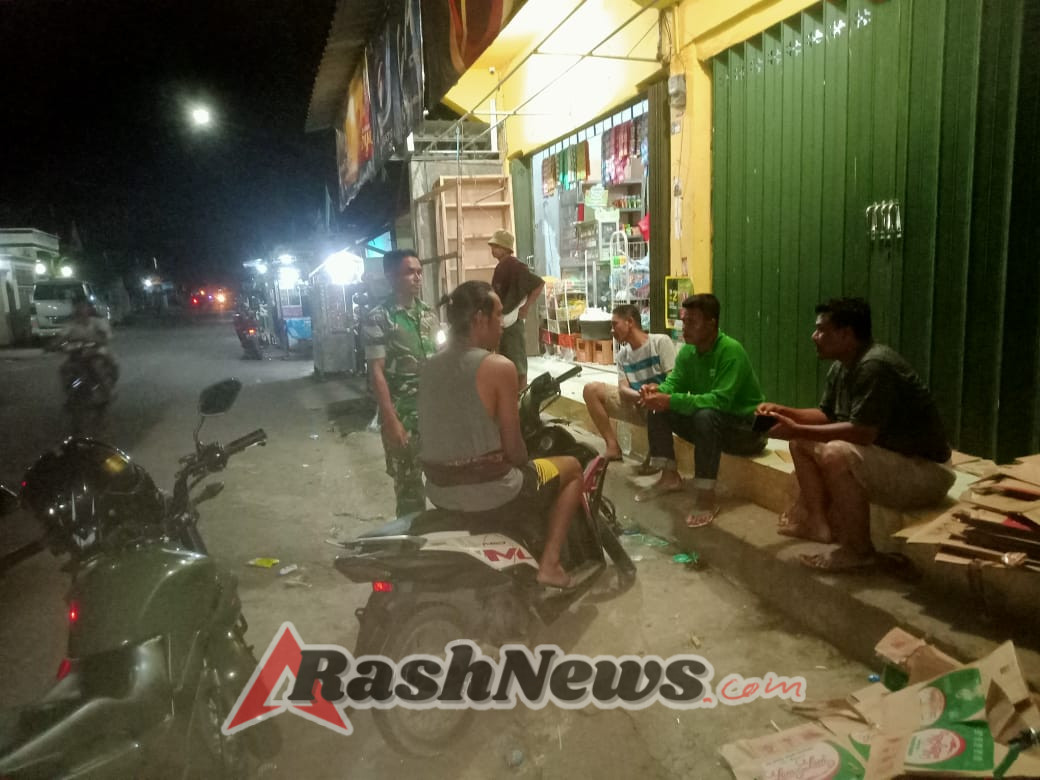 Wujud Kebersamaan, Babinsa Dampingi Ronda Malam di Bali Barat
