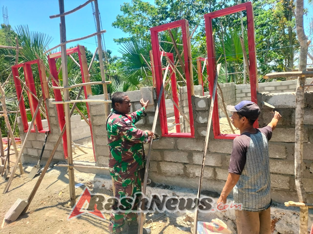 Babinsa Koramil Biudukfoho Komsos Dengan Para Tukang Bangunan