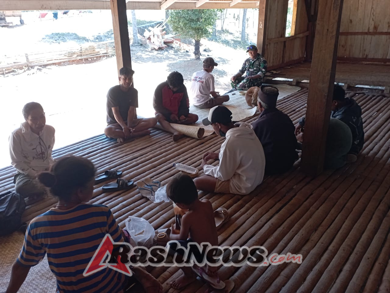 Babinsa Haharu Jalin Kebersamaan Lewat Komsos Bersama Keluarga Duka di Rambangaru