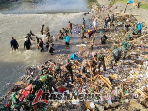 Danrem 163/Wira Satya Pimpin Pembersihan Sampah Pasca Banjir di Denpasar