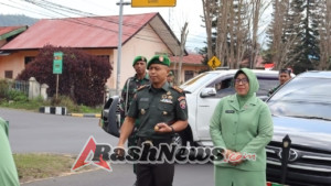 Letkol Inf. Imam Subekti, S.E. Terima Pengalungan Bunga Saat Disambut di Makodim 1625/Ngada