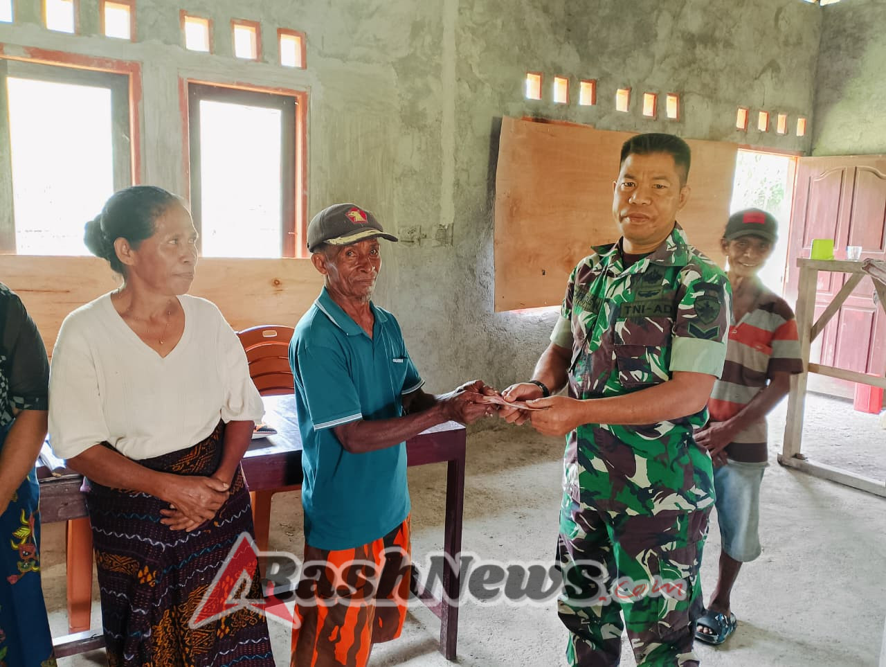 Transparansi dan Keamanan Penyaluran BLT-DD Tahap 3, Babinsa Koramil 1625-01/Bajawa Turun Langsung
