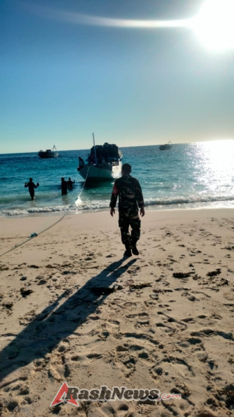 Babinsa Serda Demsi Taek Monitoring Aktivitas Bongkar Muat di Pelabuhan Rakyat Ndao Nuse