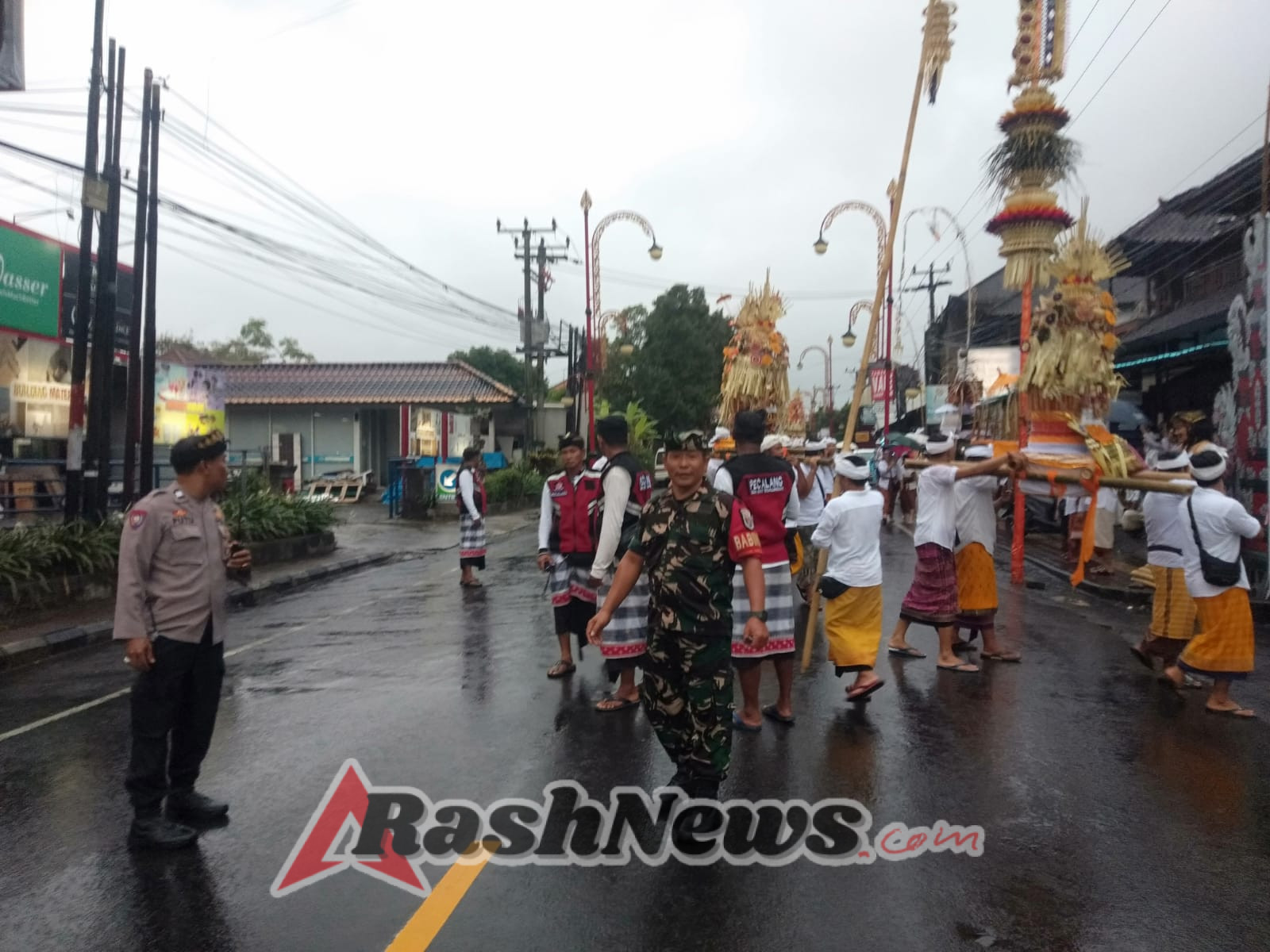 Babinsa Bedulu Bersama Pecalang Wujudkan Keamanan Upacara Adat di Desa Adat Tegalinggah