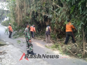 Gotong Royong Babinsa dan Masyarakat Normalisasi Jalan Kelabang Moding Pasca Longsor