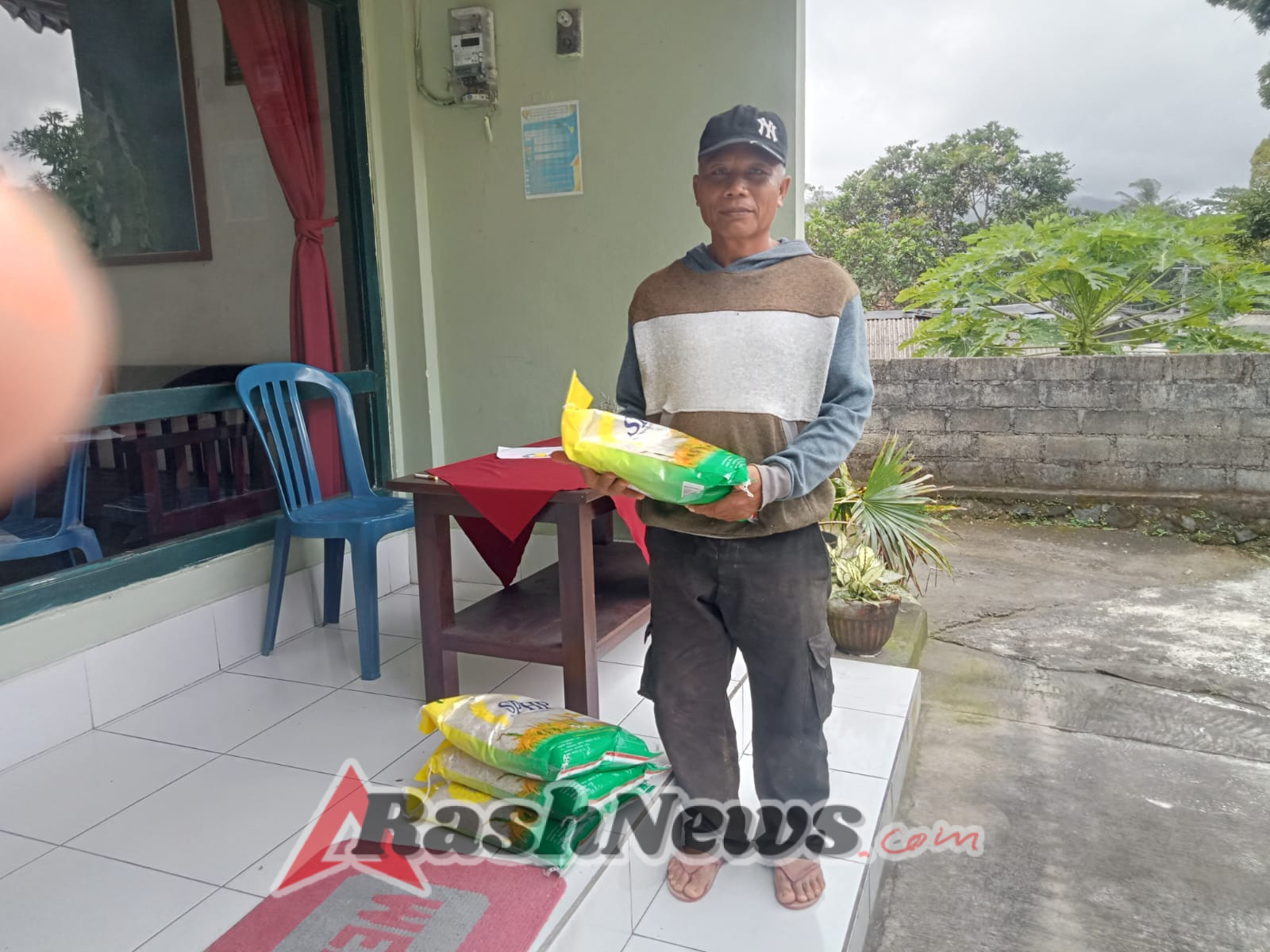 Koramil jajaran Kodim 1623/Karangasem laksanakan penjualan beras SPHP di desa-desa dalam rangka HUT TNI ke-80.