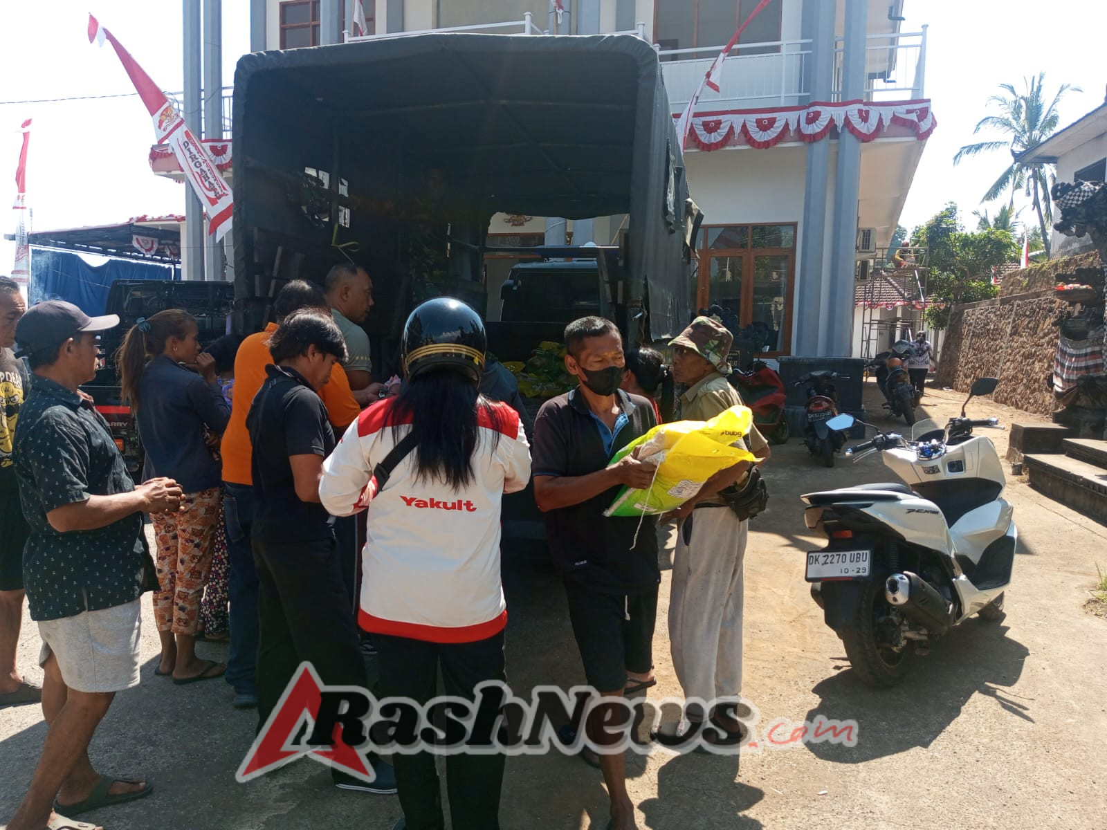 TNI dan Rakyat Bersatu, 400 Sak Beras Dibagikan di Desa Anturan