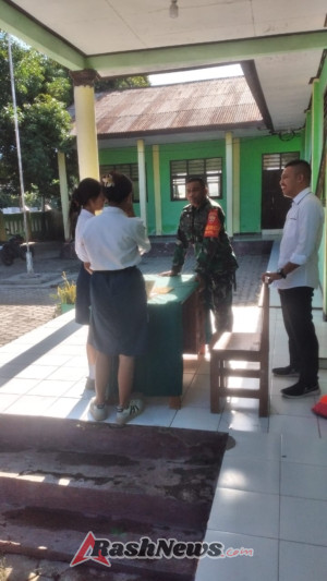 Babinsa dan Guru Adhyaksa Kupang Tertibkan Siswa Bolos