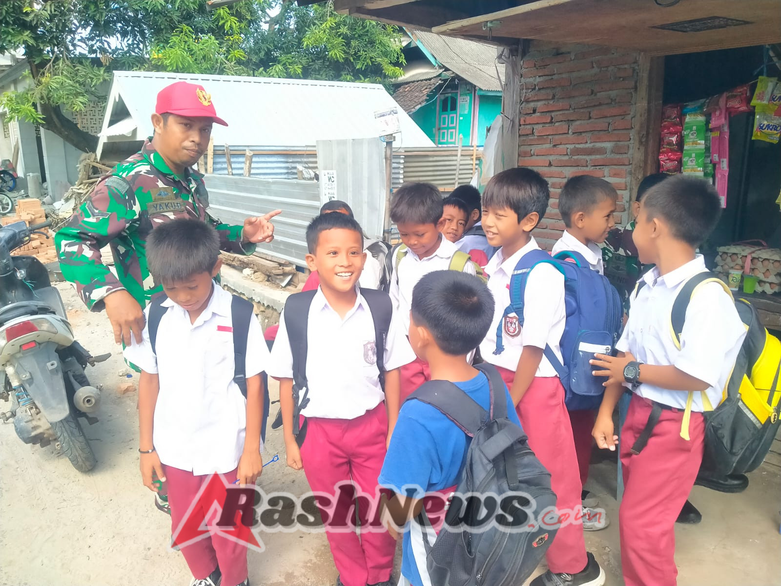 Babinsa Dasan Anyar Beri Edukasi ke Siswa SD: Jauhi Perkelahian, Utamakan Kebersihan