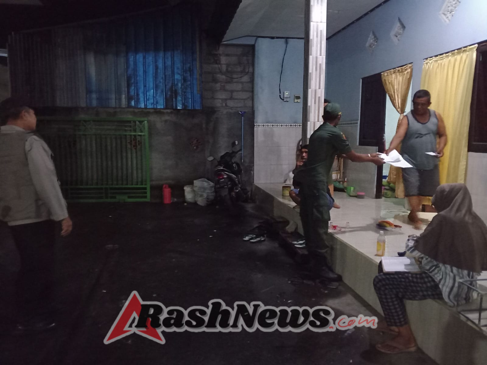 Patroli Kamtibmas, Babinsa Kampung Kusamba Sasar Titik Strategis Dan Warga Pendatang