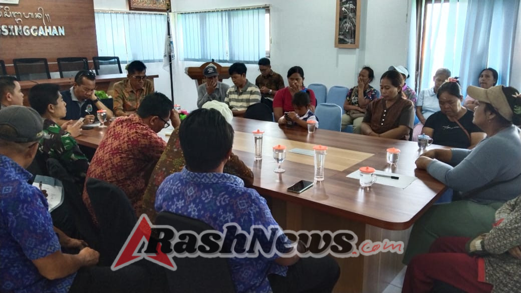 Jaga Ketertiban Operasional Pasar Ikan, Babinsa Pesinggahan Hadiri Rapat Bersama Pemdes