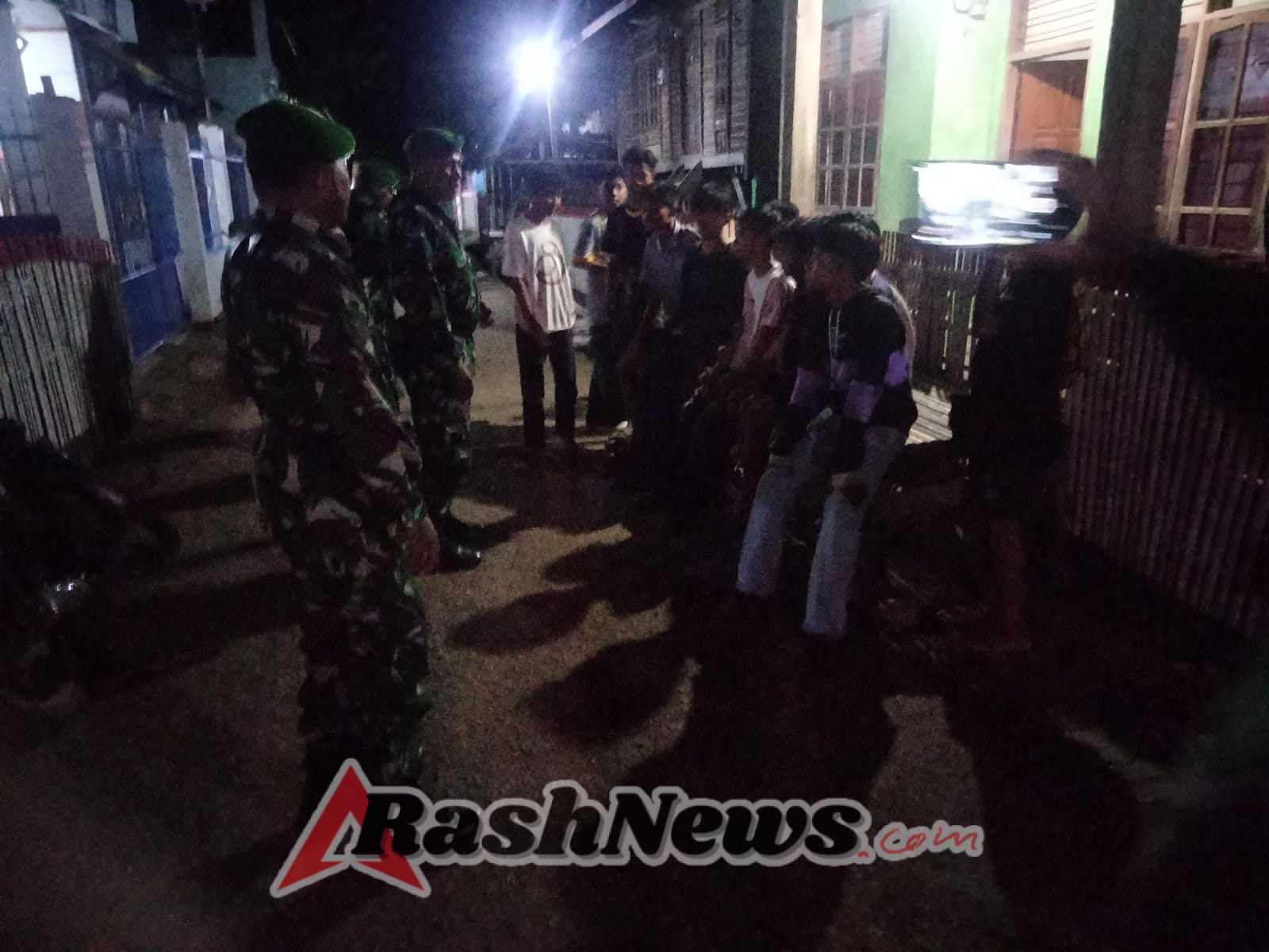 Patroli Siskamling Kecamatan Langgudu Berhasil Cegah Pergaulan Bebas dan Bahaya Senjata Tajam