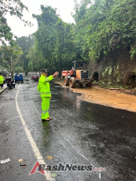 Terjunkan Kendaraan Loder Dan Damkar, Babinsa Banjarangkan Sebut Evakuasi Longsor Di Goa Jepang Tuntas