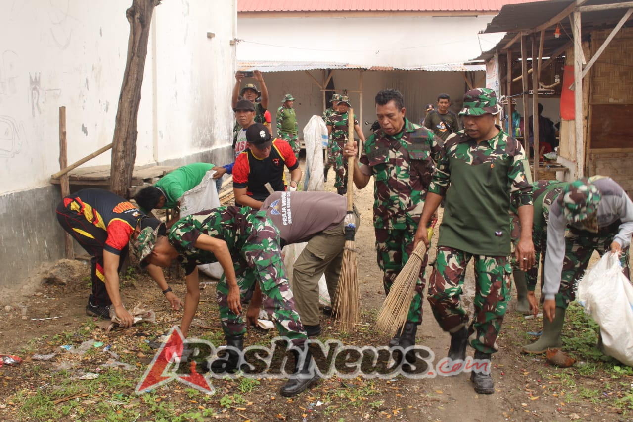 HUT ke-80 TNI, Kodim 1629/SBD Gelar Karya Bakti Bersihkan Pasar